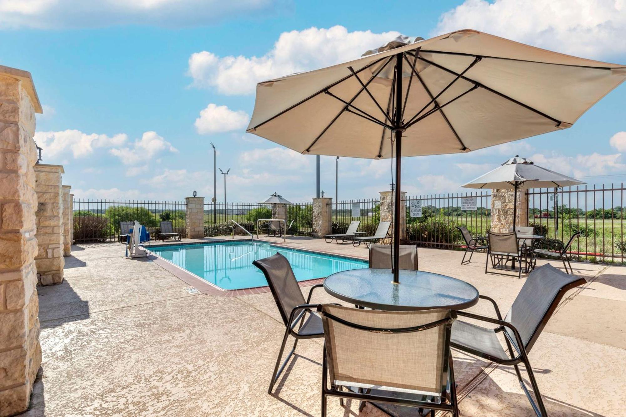 Best Western Plus Longhorn Inn&Suites Luling Extérieur photo